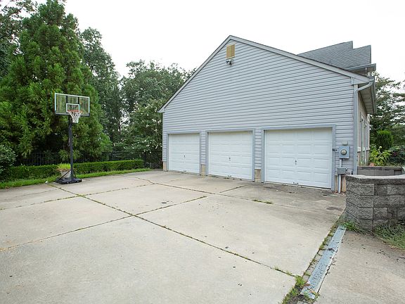 4th image of 9 Lange Ct