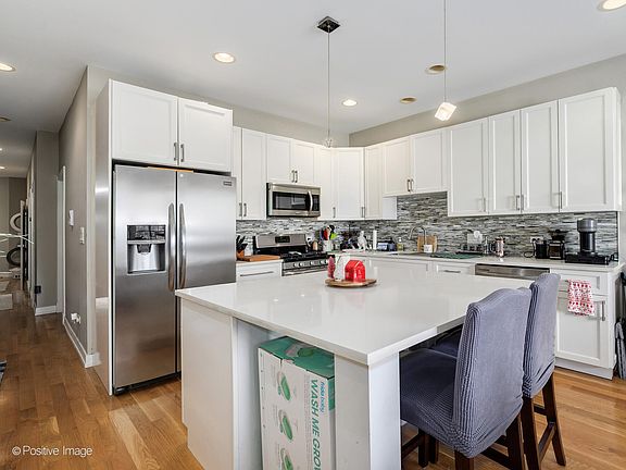 4th image of 2505 W Fullerton Ave #2
