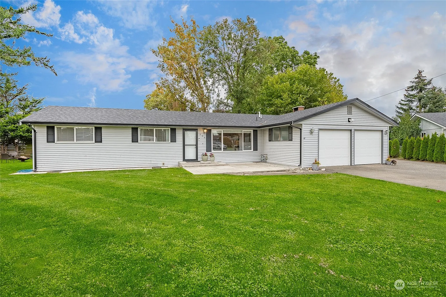 290 Aaron Place photo 1