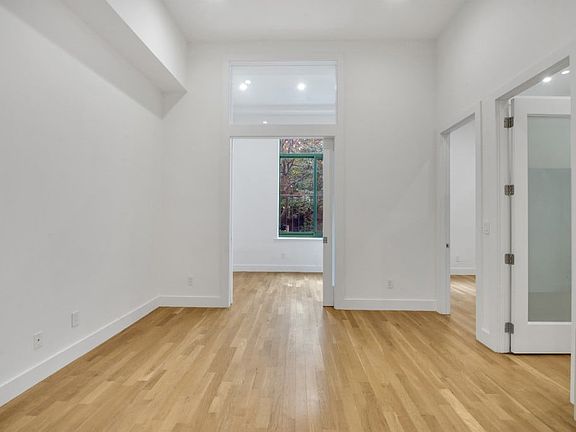 4th image of 220 E 22nd St APT 4O