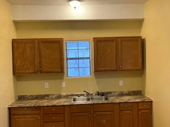 114 N Fowlkes St #102, Sealy, TX 77474