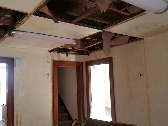 3rd image of 122 E School St