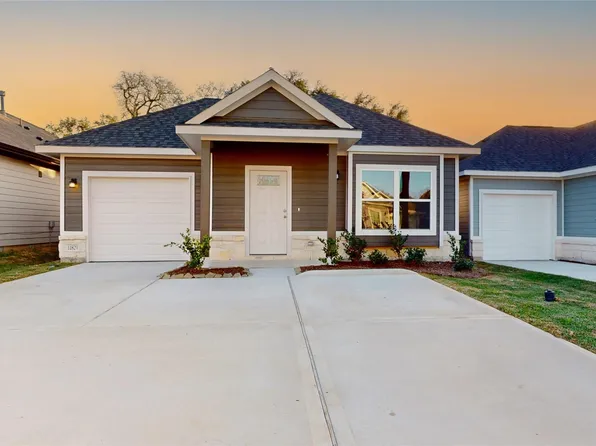 11821 E Gate Dr, Willis, TX 77318