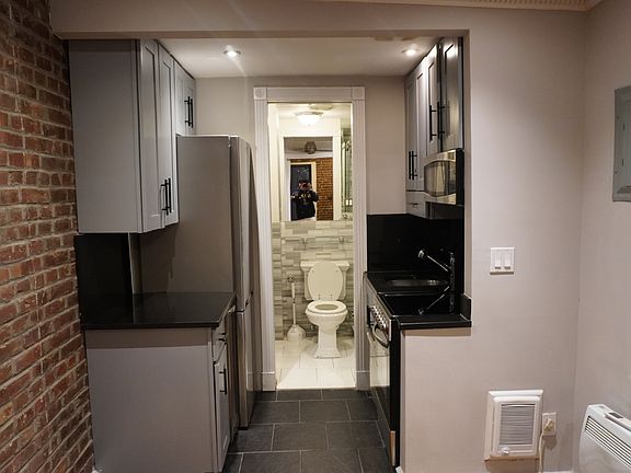 3rd image of 345 W 53rd St #F3c