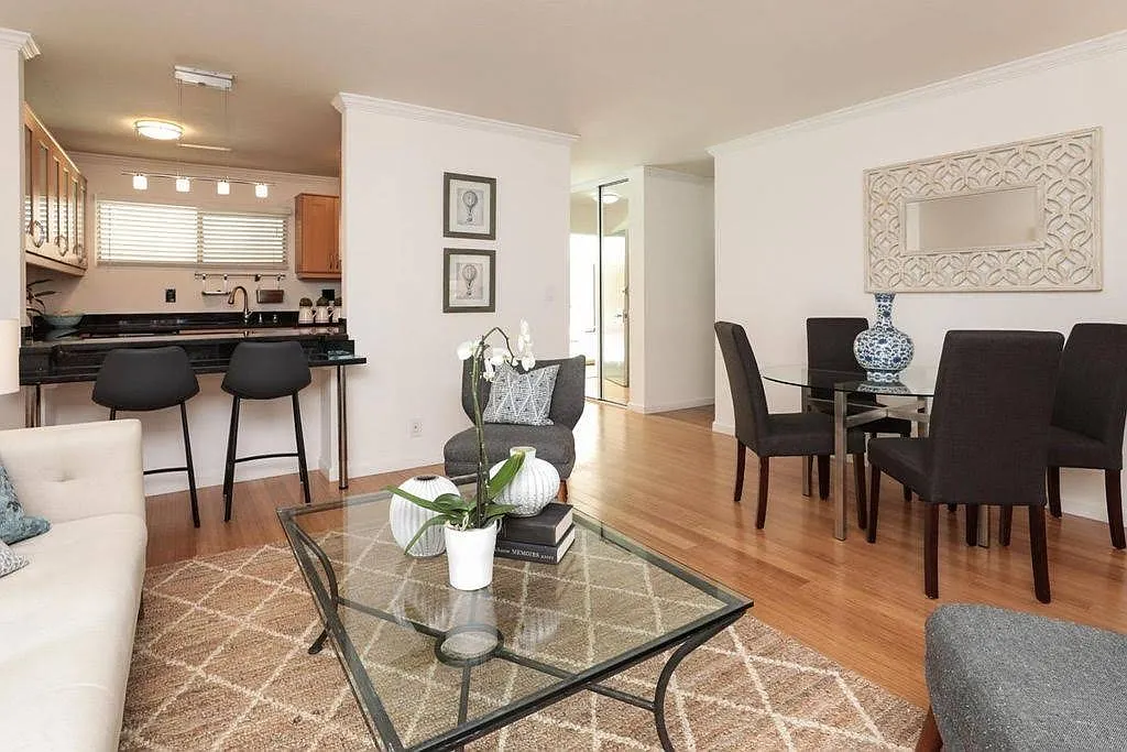 2 bed, 2.0 bath, 906 sqft, $4,800 — Photo 3