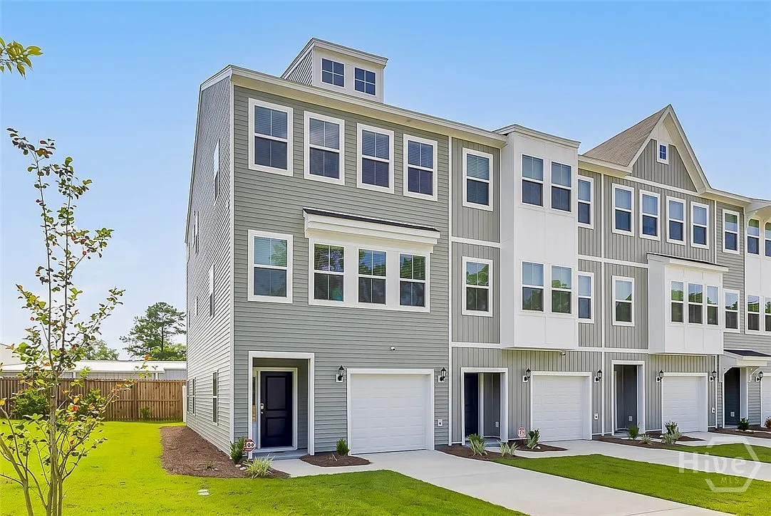 3 bed, 2.5 bath, 2296 sqft, $2,295 — Photo 2