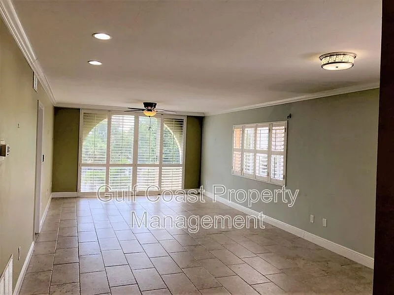 Building Photo - 301 S Gulfstream Ave #301