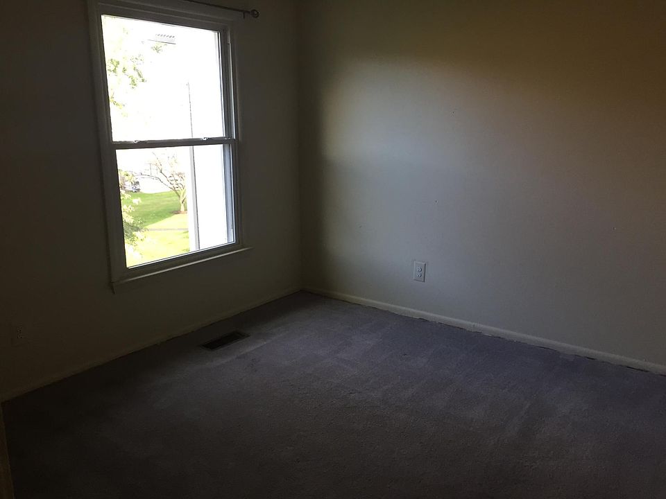 2nd Bedroom - Also looking at the back yard
