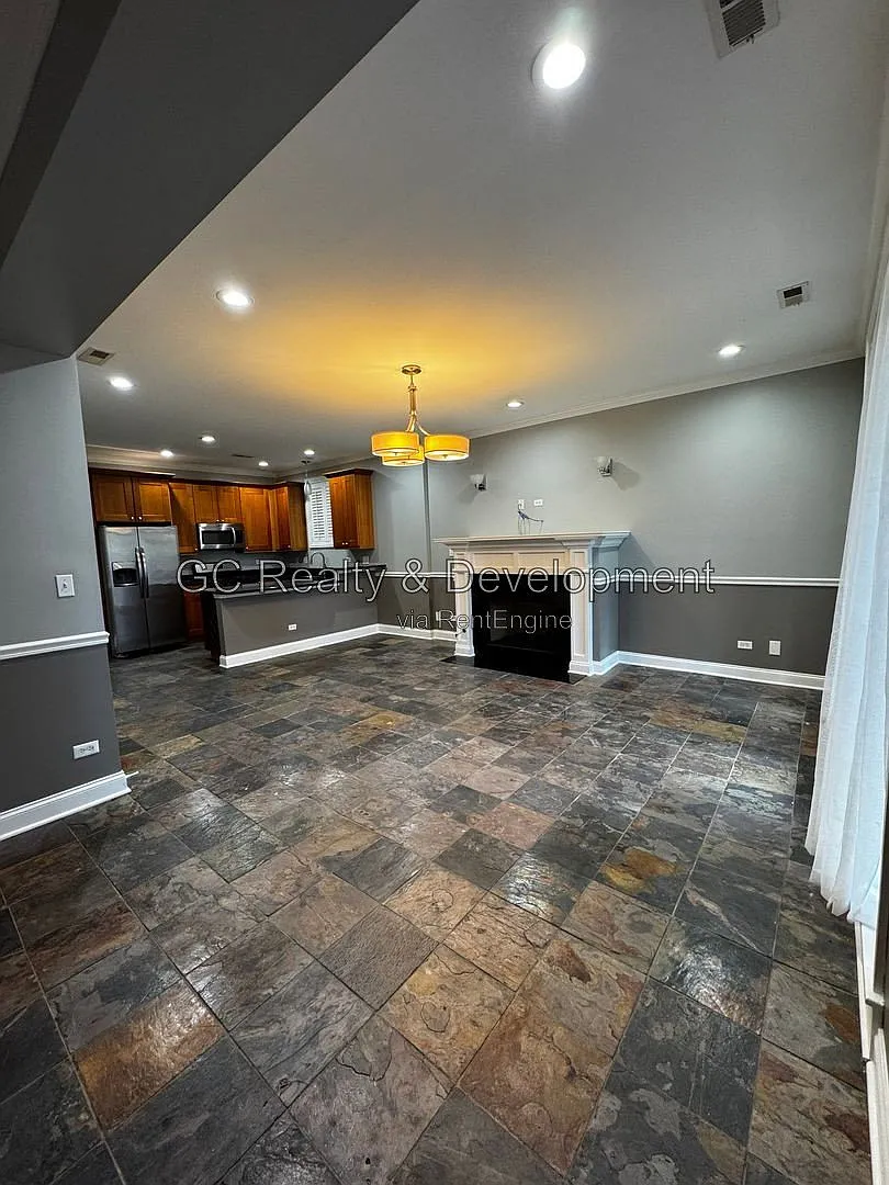 3 bed, 2.0 bath, 1400 sqft, $2,350 — Photo 2