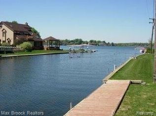 1656 Beverly St, Keego Harbor, MI 48320