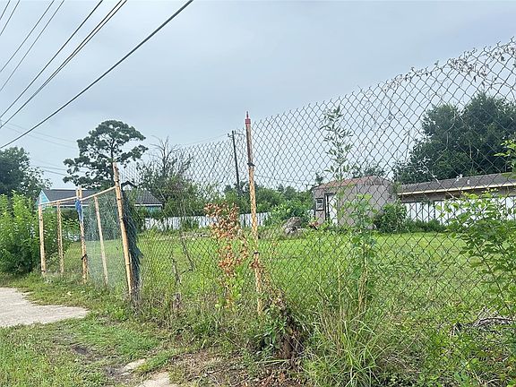 3rd image of 1916 Peachwood Dr