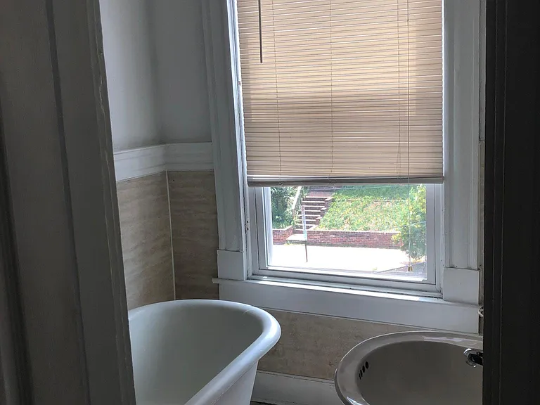 1420 W Clay St — Photo 13