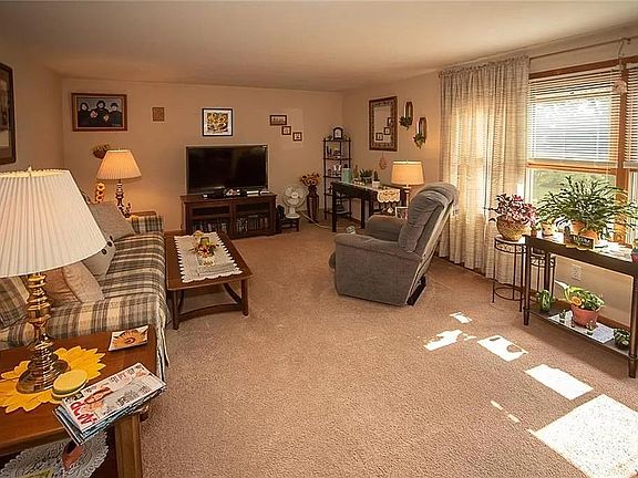 4th image of 14 Fairoaks Ln #2