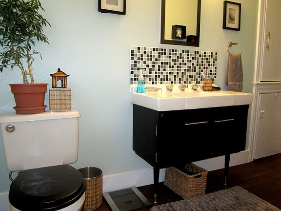 Hallway Bathroom 2 (Completely Renovated)