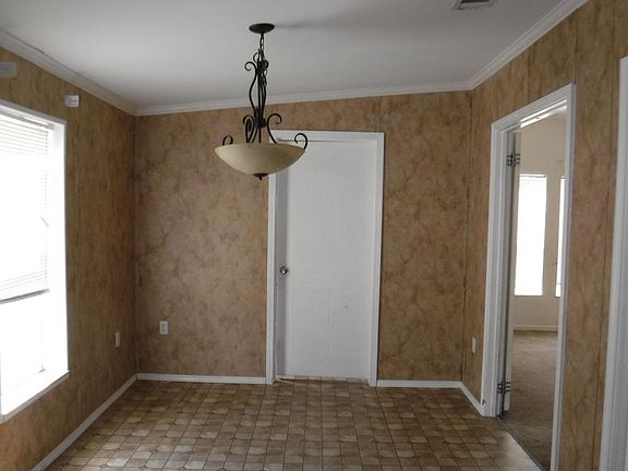 4th image of 122 Douglas Ave