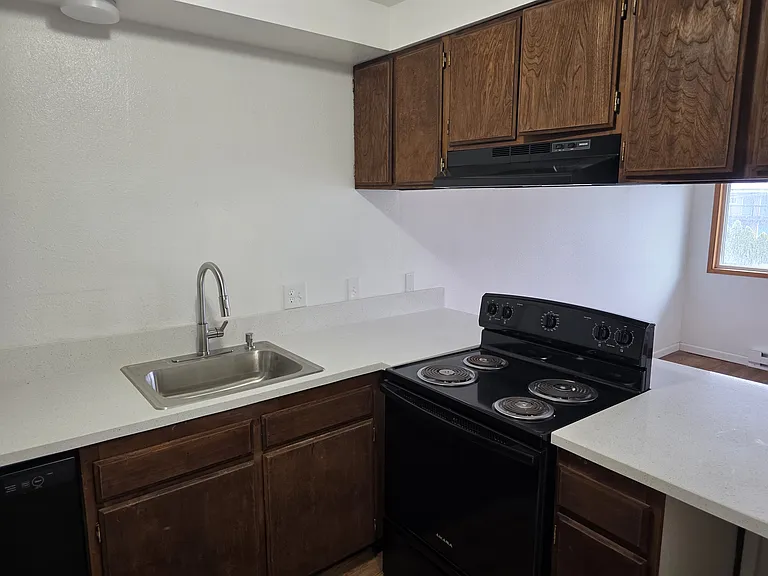 223 NW Nye St #4 — Photo 3