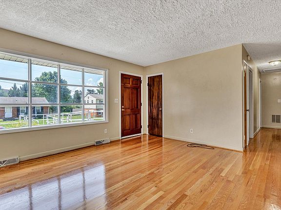 3rd image of 2207 Bainbridge Dr