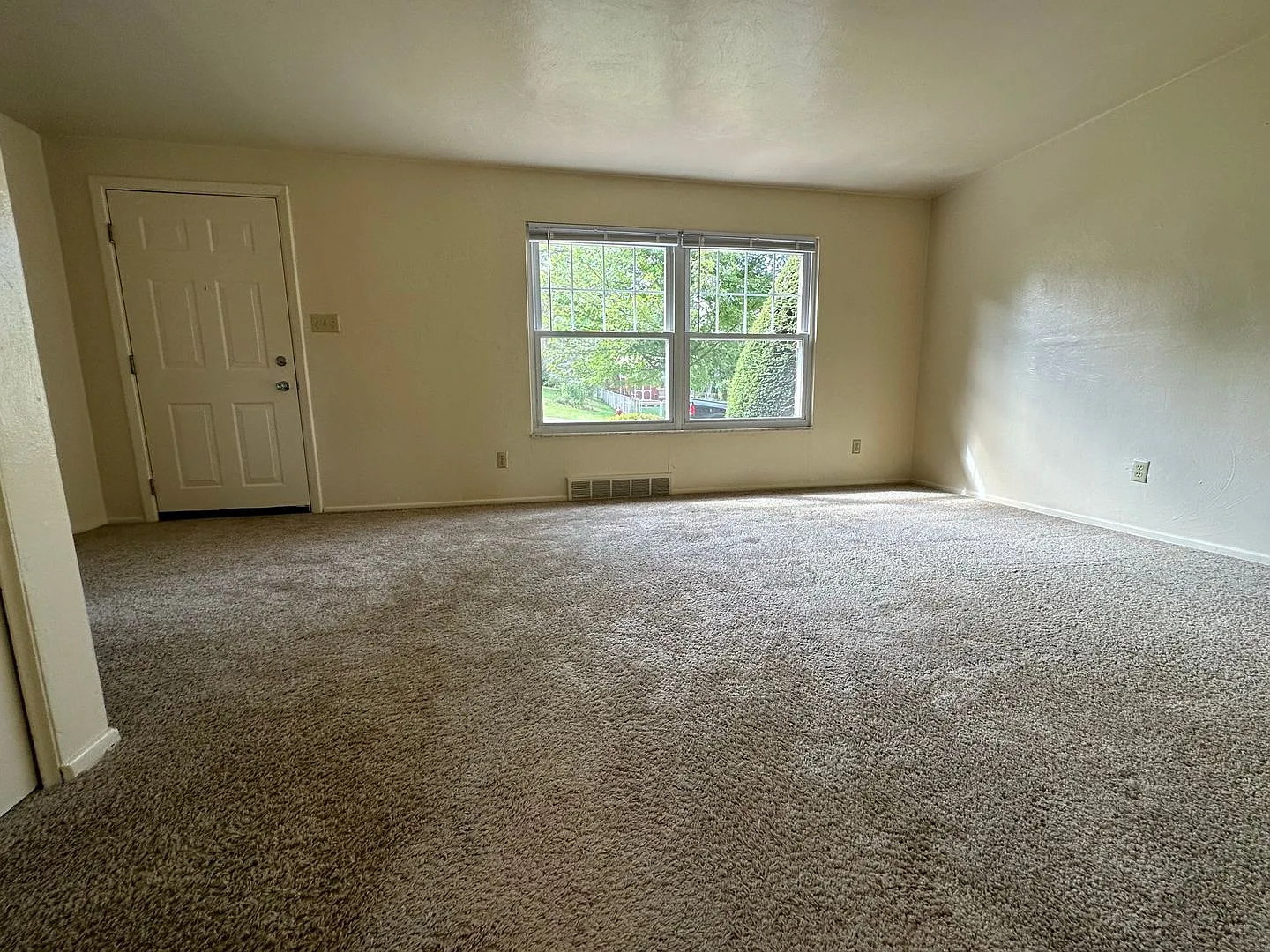 Stunning Two Bedroom Townhome in Plum - Central AC & Garage! Call Today! — Photo 3