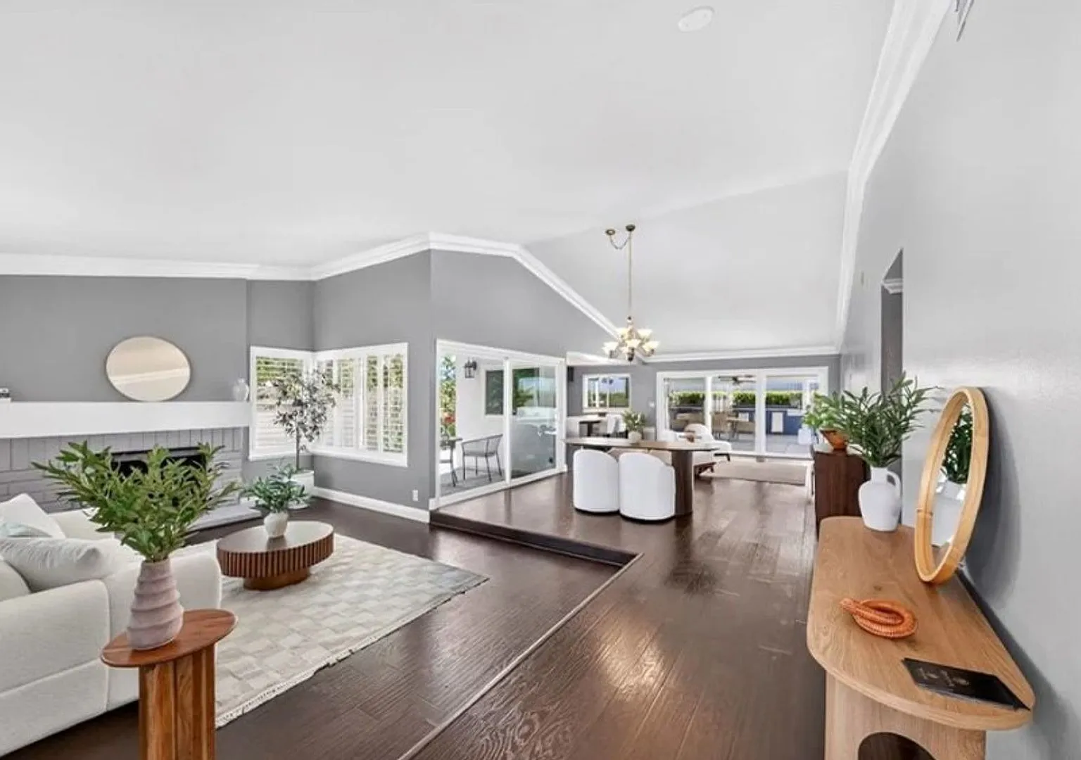 Luxury 5-BedroomHome with Pool & Spa in Yorba Linda — Photo 2