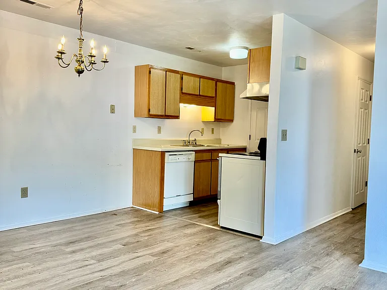 410 Maple Ave #H — Photo 1