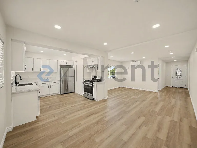 3751 E 6th St — Photo 11