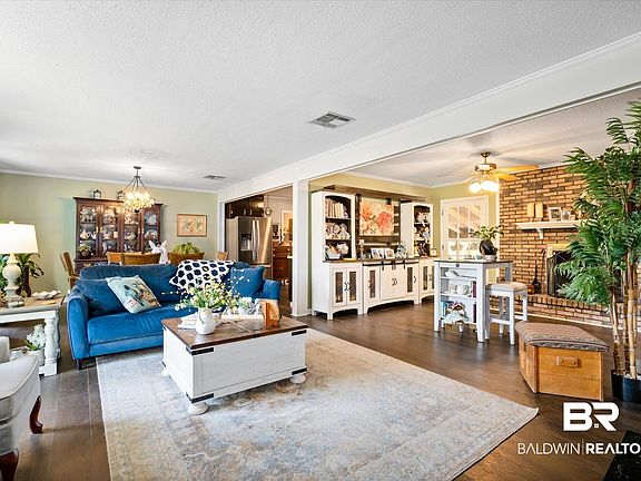 3rd image of 114 Jerry Cir