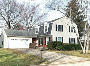 10 Warrington Rd, Vernon Hills, IL 60061