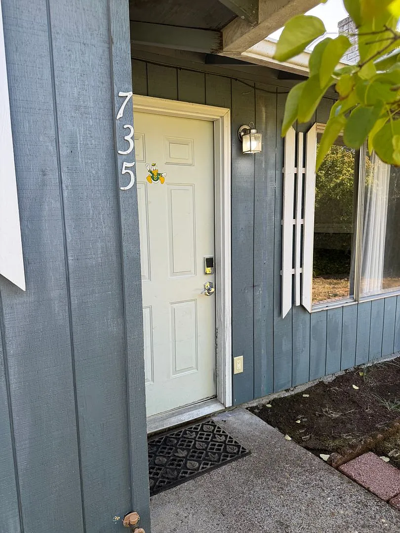 Updated 2-bedroom 1 bath duplex in Springfield! — Photo 3