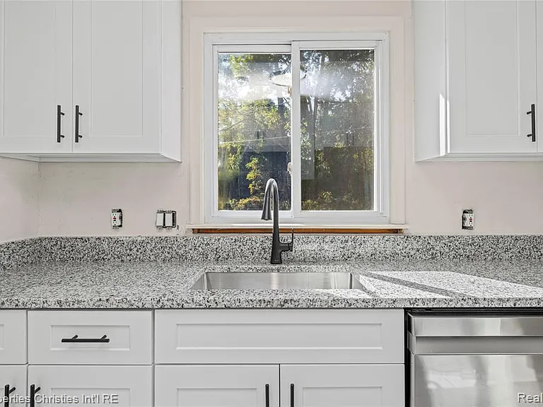 6550 Inkster Rd — Photo 12