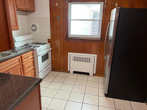 4th image of 49 Leslie Pl