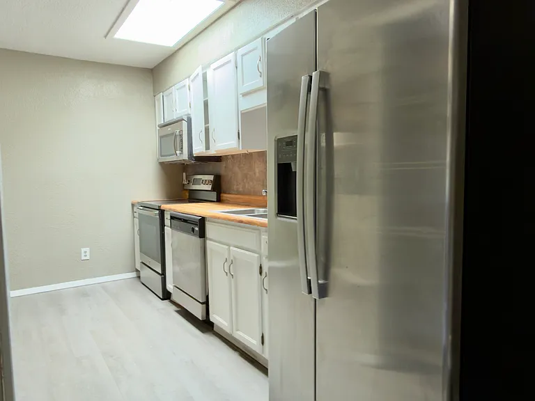 835 Trojan Loop #B — Photo 2