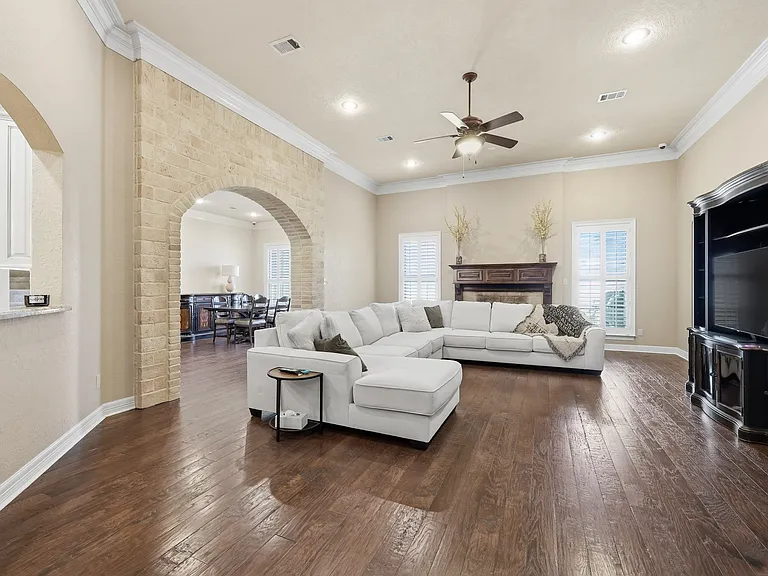 6470 Claybourn Dr — Photo 3