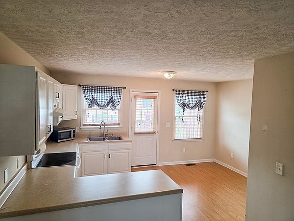 4th image of 580-580 Beaverview Dr