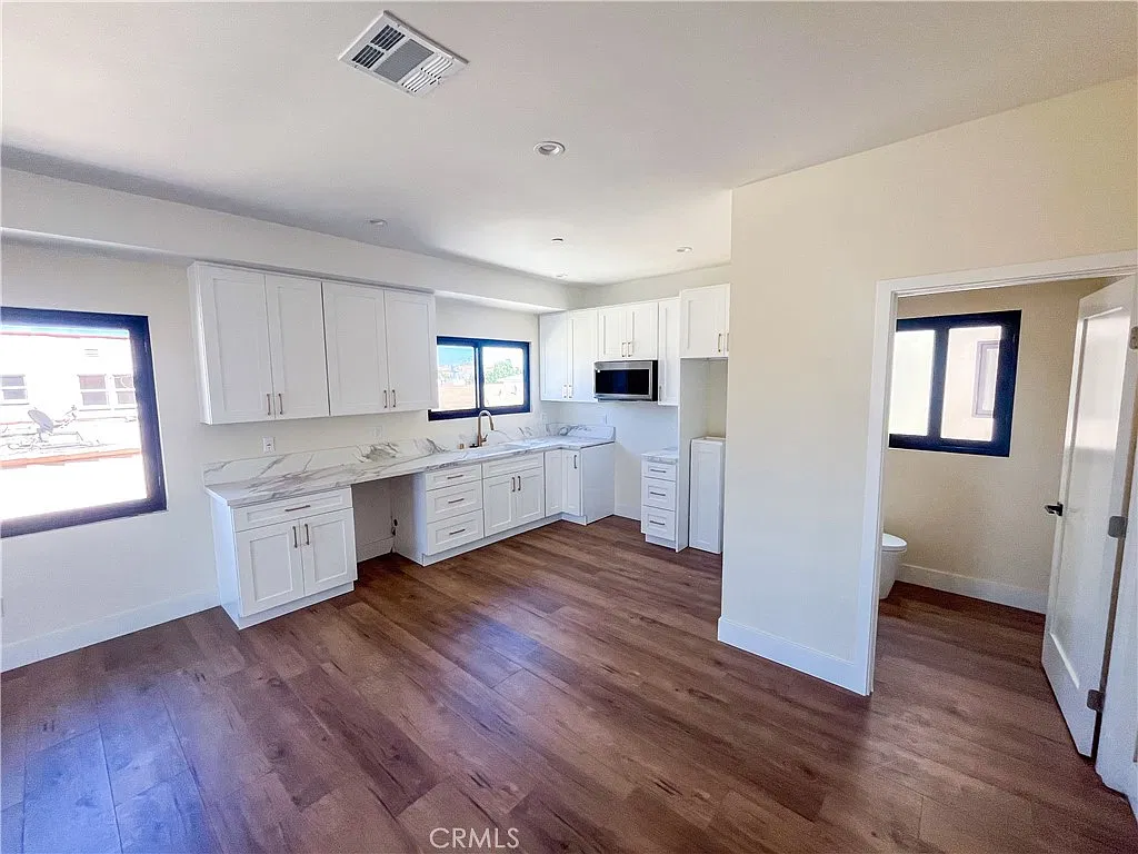 661 W 11th St — Photo 1