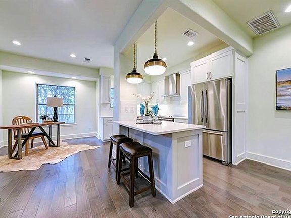 2nd image of 208 Grandview Pl