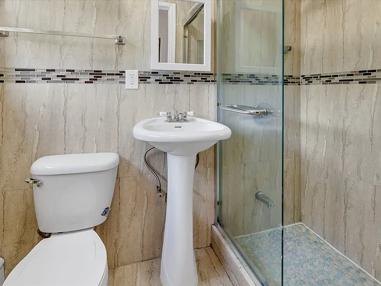 217 Bellerose Ave — Photo 17