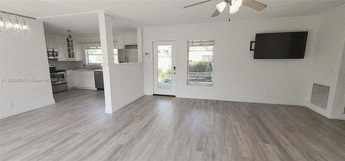 Building Photo - 200 NW 9th St #HOUSE