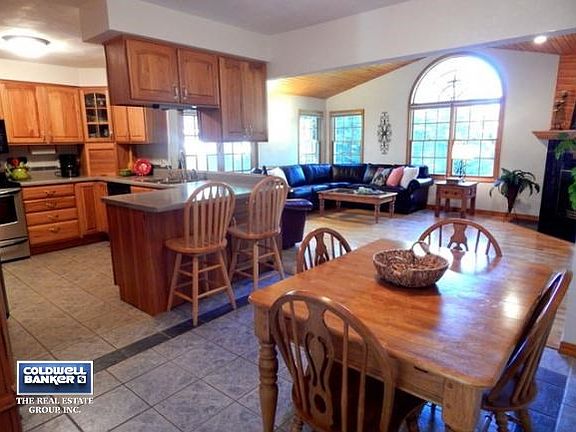 LR flows to Kitchen & Great Rm