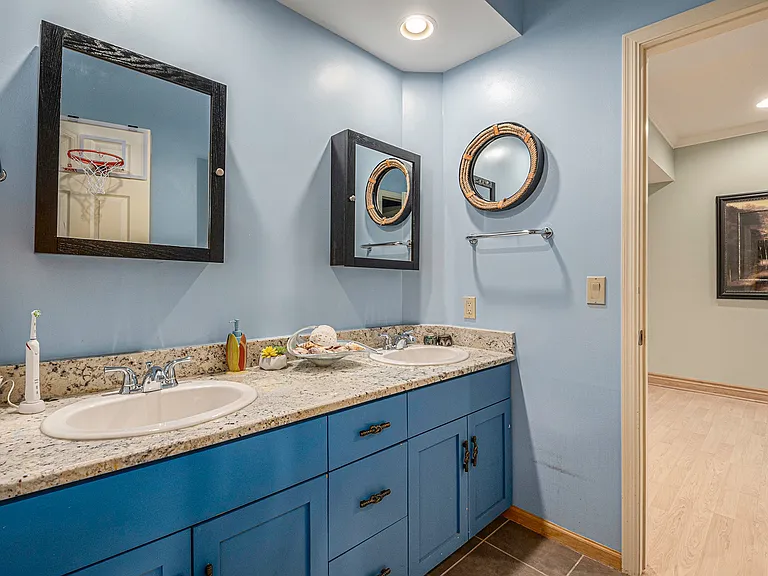 811 Western Hills Dr — Photo 15