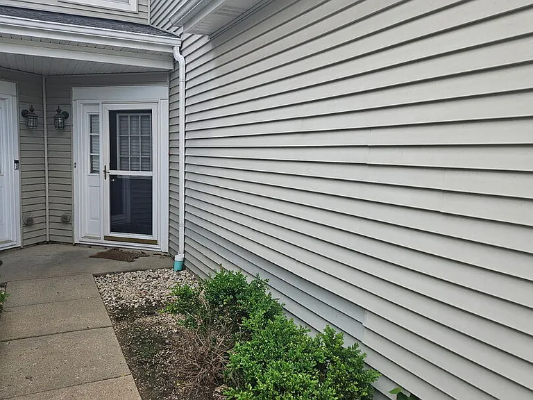 348 Fallbrook Ct — Photo 2