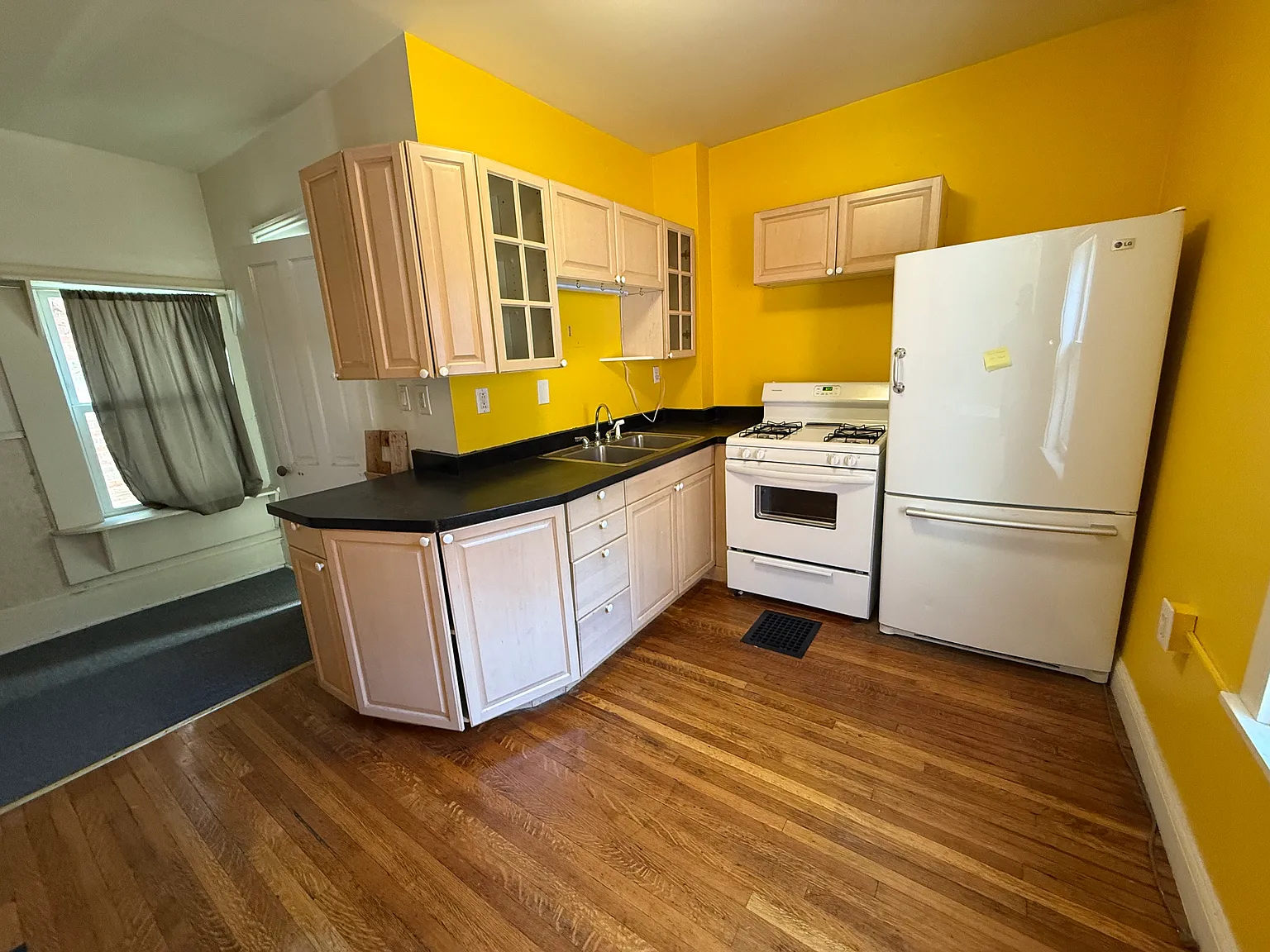 2 bed, 1300 sqft, $1,350 — Photo 4