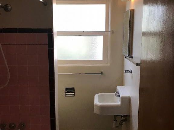 2nd image of 500 Quincy Pl SE