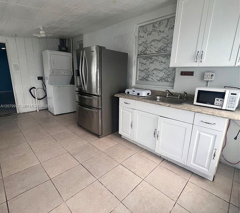 1st image of 828 SW 3rd St #828