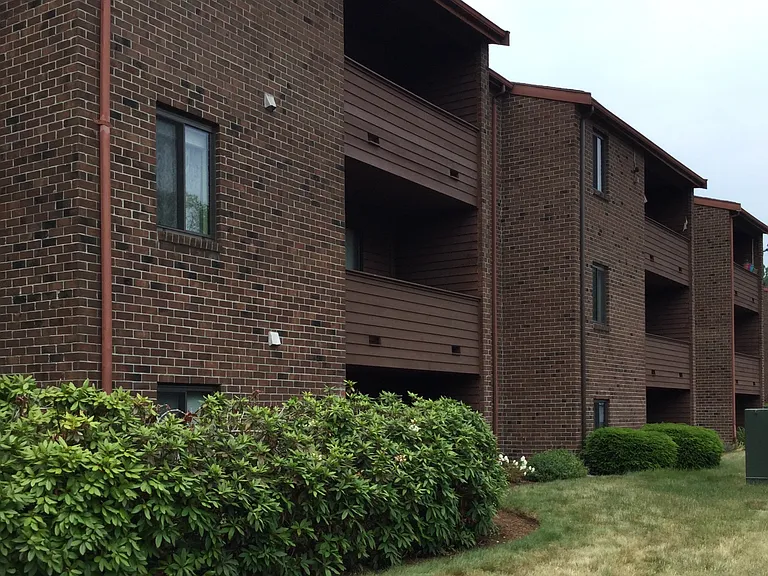 15 Davis Rd #B10 — Photo 2