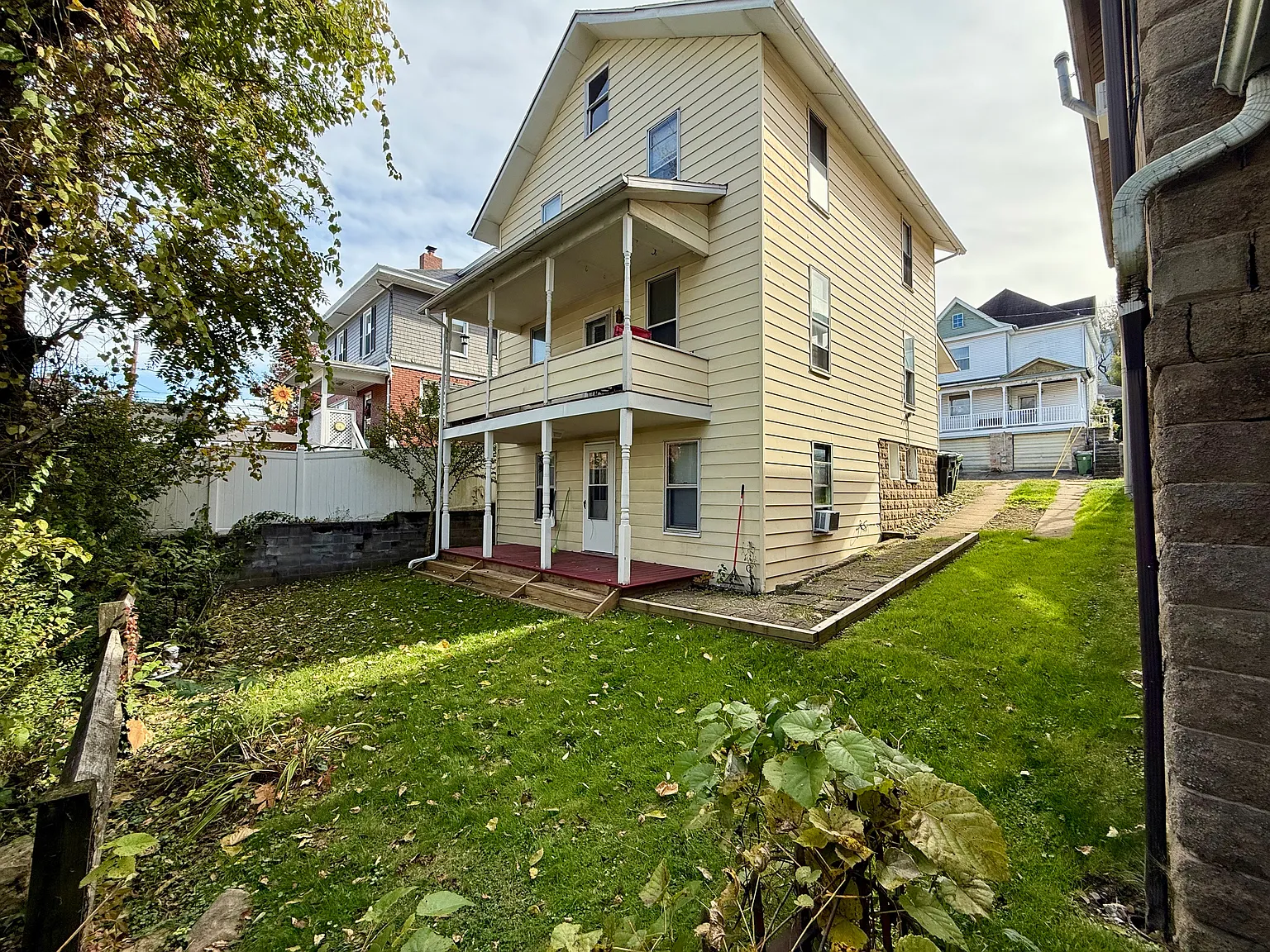 327 Euclid Ave — Photo 2