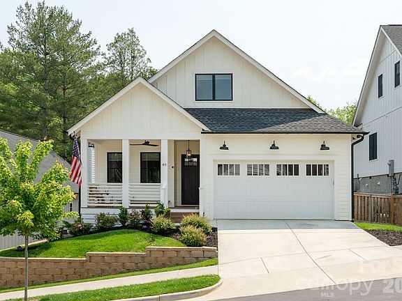 2nd image of 40 Hidden Pond Ln