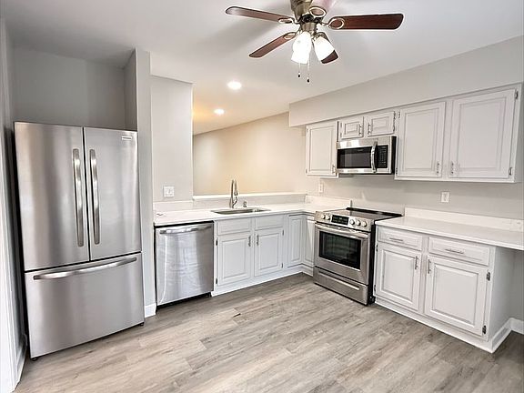 3rd image of 41 Priorslee Ln