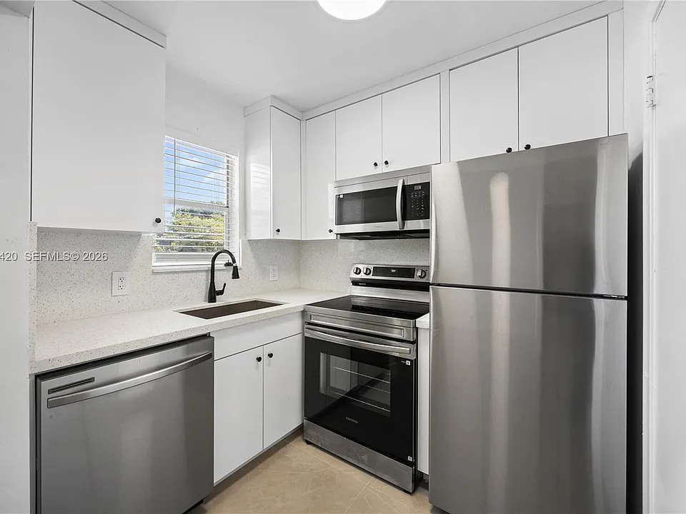 4933 Hollywood Blvd #202