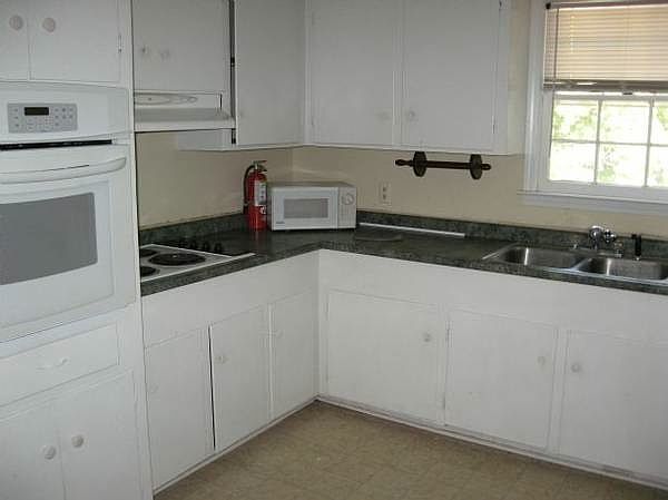 2nd image of 725 Montague Rd APT D