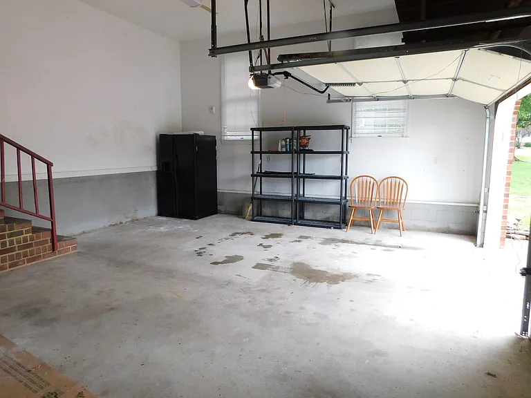 210 Ainsley Rd — Photo 28